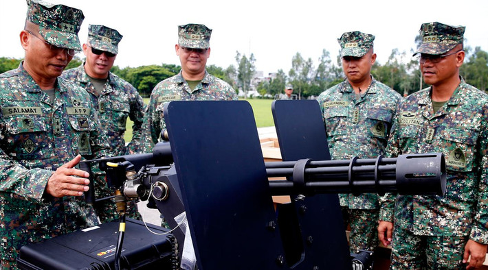 Tuy nhiên, thay vì cho Philippines vài chục tới trăm khẩu thì người Mỹ “keo kiệt” chỉ chấp nhận giao đúng 4 khẩu – con số quá nhỏ so với nhu cầu lớn từ Manila trong cuộc chiến chống khủng bố. Nguồn ảnh: AP
