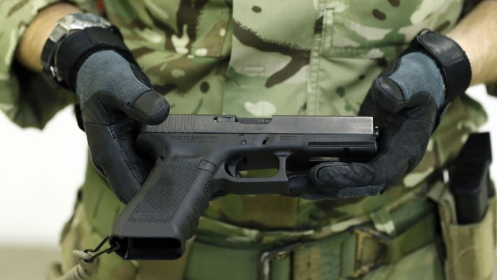 Glock 21 thì thật sự là vũ khí "mới" cho Philippines, đây là khẩu súng ngắn hiện đại mà Quân đội Philippines chưa từng được trang bị. Glock 21 là phiên bản dùng đạn .45 ACP của dòng súng ngắn tốt nhất thế giới Glock nổi bật với ưu điểm nhẹ (dùng vật liệu polyme), bắn nhanh và mang nhiều đạn. Glock 21 có hộp tiếp đạn 13 viên. Nguồn ảnh: Wikipedia