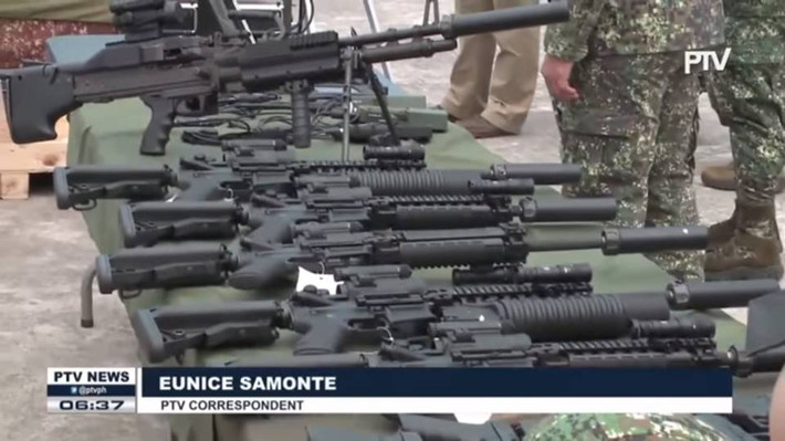 Tuy nhiên, nhìn vào lô vũ khí mà Mỹ cho Philippines chỉ là “một sự thất vọng tràn trề”. Thay vì giúp đỡ Philippines các loại hỏa lực hạng nặng, các loại xe tăng hay thiết giáp chiến đấu, người Mỹ chỉ giao một lô vài trăm khẩu súng tiểu liên và súng máy cho Quân đội Philippines. Những thứ vũ khí này nhìn chung là tốt nhưng là không đủ để bồi đắp điểm yếu mà Quân đội Philippines bộc lộ trong cuộc chiến ở Marawi. Nguồn ảnh: PTV News