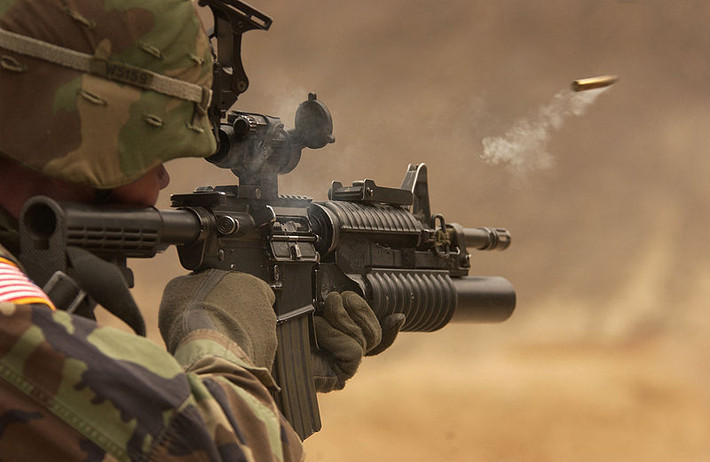 M4 Carbine được coi là phiên bản ngắn hơn, nhẹ hơn của khẩu M16A2. Nó được thiết kế tối ưu khả năng chiến đấu cho binh sĩ trong những trận đánh ở không gian nhỏ hẹp, cần thứ bắn chính xác, liên thanh cao và gọn nhẹ. M4 Carbine có trọng lượng chỉ 2,88kg hoặc 3,4kg với hộp tiếp đạn 30 viên. Nguồn ảnh: Wikipedia