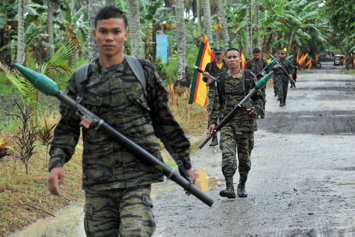 Sở dĩ có kế hoạc lạ lùng, quái dị này có lẽ là vì Quân đội Philippines lo sợ súng chống tăng B40 (RPG-2) mà phiến quân sở hữu số lượng không xác định. B40 tuy đã rất lạc hậu, thế nhưng nó vẫn còn hữu dụng khi chỉ phải đối đầu với các dòng xe thiết giáp bọc thép dày từ 10-14mm của Quân đội Philippines. Nguồn ảnh: abc.net