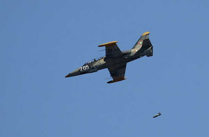 L-39 ném bom.