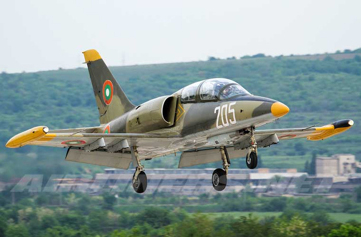 Máy bay L-39 được trang bị 2 động cơ AI-25TL do Ukraine sản xuất, tốc độ bay tối đa đạt 980km/h, tầm bay với lượng nhiên liệu cực đại là 1.750km, thời gian hoạt động 3 tiếng 50 phút, trần bay 11.000m.