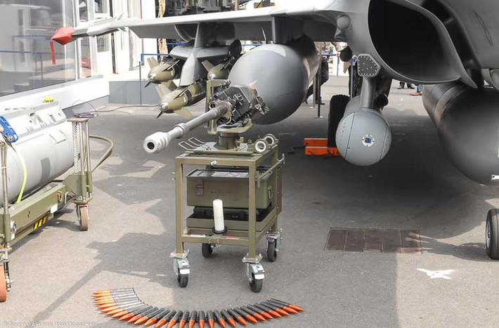 Cận cảnh khẩu pháo đối không GIAT 30 cỡ 30mm được trang bị cho Rafale trong các tình huống không chiến tầm cực gần. Tốc độ bắn 2.500 phát/phút, cơ số đạn 125 viên.