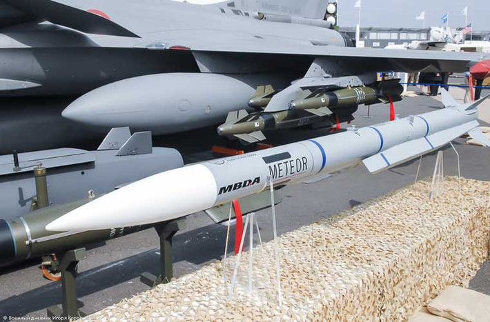 Trong ảnh là tên lửa đối không ngoài tầm nhìn Meteor do công ty MBDA (liên doanh Pháp, Italy, Anh) phát triển, tầm bắn đạt tới hơn 100km với đầu tự dẫn radar chủ động.