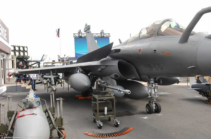 Tại triển lãm Paris Air Show 2015, Không quân đã trưng bày bộ vũ khí của tiêm kích Rafale giới thiệu tới các đoàn khách thăm quan của hàng trăm quốc gia. Rafale là một trong những tiêm kích thế hệ 4 mang nhiều vũ khí nhất hiện nay với tổng trọng lượng lên tới 9,5 tấn, lắp trên 14 giá treo ở cánh và thân.