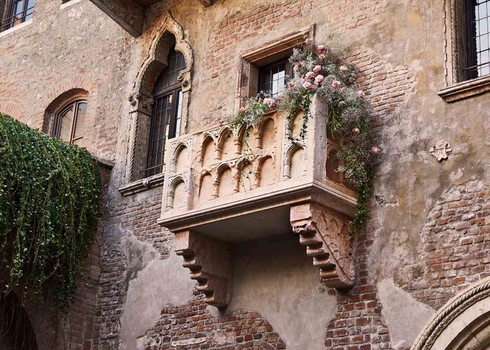 Hiện có tới 13 vở kịch của Shakespeare lấy bối cảnh Italy. Dù không có bằng chứng nhà văn từng sống ở Italy nhưng Shakespeare mô tả về đất nước này trong các tác phẩm chính xác đến kinh ngạc.