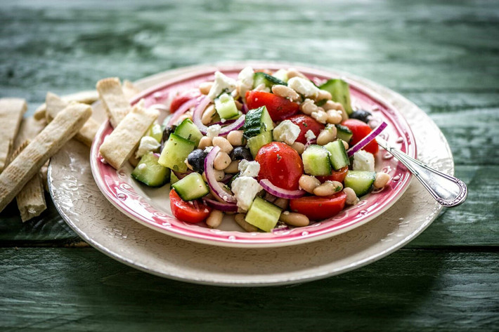 Trong khi nhiều quốc gia trên thế giới dùng salad như món khai vị thì ở Italy, đa phần mọi người sẽ ăn salad sau món chính. Điều này được giải thích là bởi chất xơ trong các loại rau sẽ giúp bạn tiêu hoá tốt hơn.