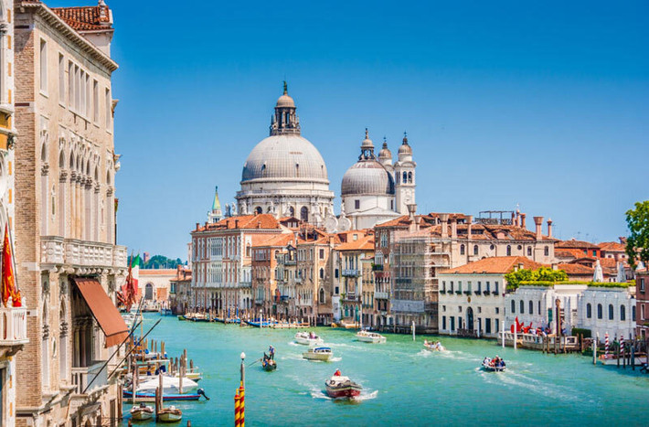 Italy sở hữu hơn 1.500 với nhất nhiều hồ nước đẹp và nổi tiếng như Garda, Combo cho tới các hồ ít người biết như Iseo. Du khách đến Italy có cơ hội tham gia nhiều hoạt động nước thú vị như đi bộ ngắm cảnh, chèo thuyền, bơi lội...