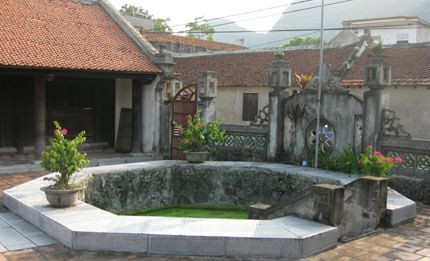 Tương truyền vị trí này nằm trên nền nhà của cung Vọng Nguyệt, nơi trước đây công chúa Phất Kim đã ở, rất gần chùa Nhất Trụ. Cái giếng bà nhảy xuống tự vẫn đến nay vẫn còn trước của đền.