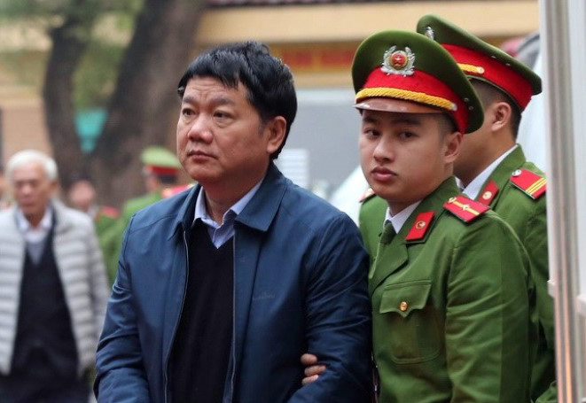 Ông Đinh La Thăng (cựu Chủ tịch PVN) và 11 đồng phạm bị truy tố về tội Cố ý làm trái quy định Nhà nước về quản lý kinh tế gây hậu quả nghiêm trọng. 8 bị cáo khác bị truy tố tội Tham ô tài sản. Riêng Trịnh Xuân Thanh (nguyên Chủ tịch PVC) và Vũ Đức Thuận (nguyên Tổng giám đốc PVC) bị truy tố cả 2 tội danh trên.