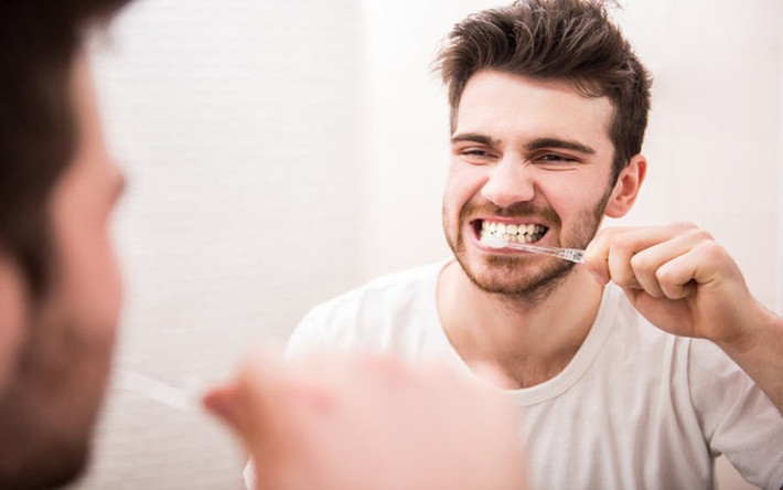 Đánh răng đủ 3 phút: Theo nghiên cứu của các chuyên gia răng miệng, việc đánh răng quá nhanh sẽ không thể loại bỏ các mảng bám còn tồn đọng trên răng. Tuy nhiên, đánh răng quá lâu lại có nguy cơ bào mòn men răng, ảnh hưởng đến các mô mềm. Chính vì vậy, chuyên gia khuyến cáo bạn chỉ nên chải răng khoảng 2-3 phút/lần.