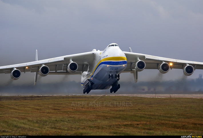 Ngoài ra, còn có vấn đề với động cơ của An-225. Trước đây công ty Ukraine "Motor Sich" đã sản xuất động cơ D-18T cho AN-225. Nhưng đã từ lâu "Motor Sich" ngừng sản xuất động cơ, và chắc là sẽ có vấn đề với việc sớm khôi phục sản xuất hàng loạt.