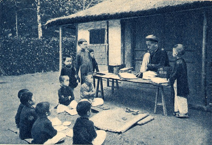 Lúc còn trẻ, ông đã vào học trong trường do Chiêu Quốc Vương Trần Ích Tắc (con vua Trần Thái Tông) mở và mau chóng nổi lên như một trong những người xuất sắc nhất, thậm chí còn được chính Trần Ích Tắc giao cho việc đi dạy dỗ những học trò khác.