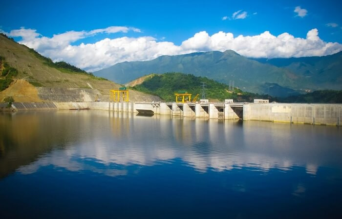Hoàng hôn hay bình minh trên thủy điện Ialy đều là những khoảnh khắc rất đáng để trải nghiệm.