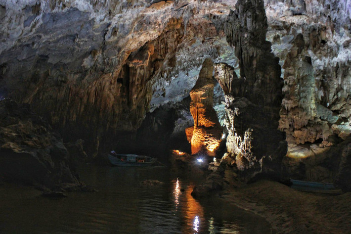 Ngoài những hang động mới được phát hiện này, vườn quốc gia Phong Nha-Kẻ Bàng từ lâu đã nổi tiếng với những hang, động, hồ, suối... đẹp và bí ẩn.