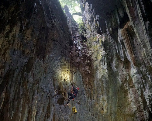 Kết quả đợt khảo sát ghi nhận được 12 hang động với chiều dài là 10.490,9m, trong đó: vùng lõi vườn quốc gia Phong Nha- Kẻ Bàng có 3, khu vực huyện Minh Hóa có 5; khu vực huyện Quảng Ninh có 4.