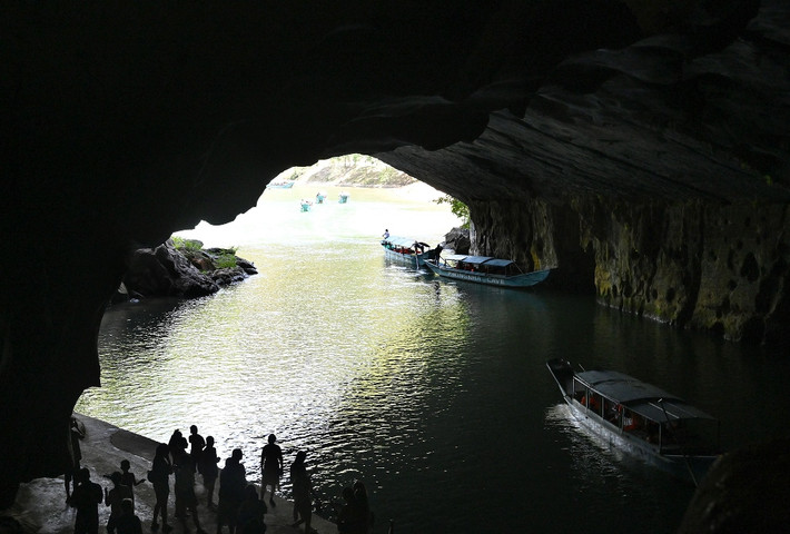 Động Phong Nha: Nằm trong quần thể danh thắng Phong Nha – Kẻ Bàng, động Phong Nha là danh thắng tiêu biểu nhất của quần thể, được bình chọn là một trong những hang động đẹp nhất thế giới với các tiêu chí: sông ngầm dài nhất, hồ nước ngầm đẹp nhất, các bãi cát, bãi đá ngầm đẹp nhất, hang khô rộng và đẹp nhất.