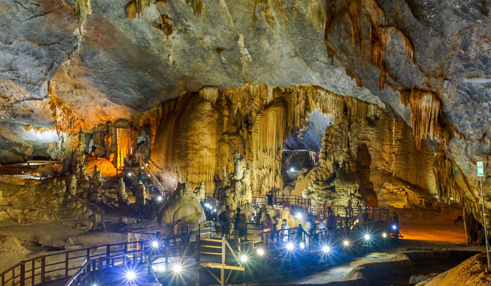 Động Thiên Đường: Nằm trong quần thể núi đá vôi khổng lồ, xung quanh là khu rừng nguyên sinh nằm trong vườn quốc gia Phong Nha Kẻ Bàng, động Thiên Đường được phát hiện năm 2005 có tổng chiều dài là 31 km.