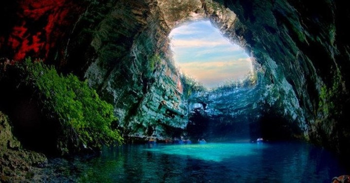 Nếu muốn thám hiểm nơi này, bạn cần phải mua tour với mức chi phí 3000$ để có thể tiến vào sâu trong hang – nơi có bức tường thạch nhũ cao đến 80m và chiêm ngưỡng kỳ quan thế giới này. Hiện, chưa có phương án nào để bạn có thể tự đi Sơn Đòong.