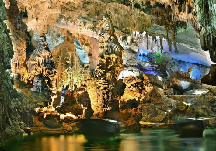 Phong Nha nổi tiếng với những khối đá độc đáo được đặt tên theo các hình dạng tự nhiên như “Sư tử”, “Kỳ lân”, “Vô chầu”, “Cung đình” hay “Tượng Phật”… Sau hàng chục cuộc thám sát khoa học đến nay động Phong Nha vẫn còn nhiều điều bí ẩn chưa khám phá hết.