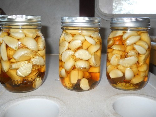 Dùng muỗng trộn đều trong vòng 10 – 15 giây rồi cho vào lọ thủy tinh bịt kín.