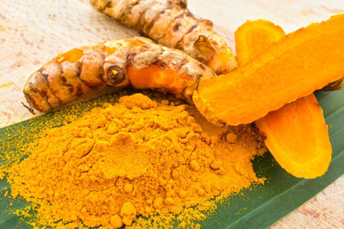 Khi thao tác, bạn cần chuẩn bị 1 muỗng canh dầu dừa kết hợp 1 muỗng canh tinh bột nghệ. Dùng hỗn hợp bôi khắp da đầu, tóc rồi massage nhẹ nhàng trong vòng 15 phút rồi gội đầu như bình thường. Để nhận được kết quả như mong đợi, bạn nên duy trì mẹo sử dụng nghệ chăm sóc tóc mỗi tuần một lần.