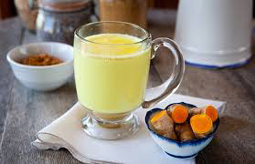 Khi thực hiện, bạn cần chuẩn bị 1 cốc sữa nóng (sữa hạnh nhân, sữa dừa hay sữa bò đều được), 1 muỗng cà phê dầu dừa, ¼ muỗng cà phê bột nghệ, mật ong rồi khuấy đều.