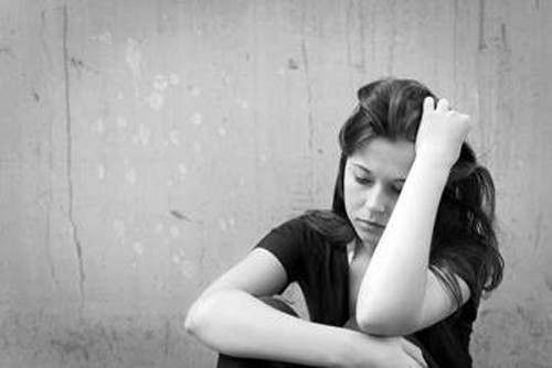 Độc tố không thể đào thải, tích lũy trong người cũng khiến bạn đối diện với các “sự cố” về da. Cụ thể, làn da sẽ trở nên khô, ngứa nghiêm trọng, thậm chí phát ban. Tình trạng này có thể được cải thiện phần nào nhờ uống thuốc song nhanh chóng tái phát.