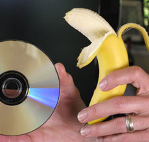 Loại bỏ vết trầy xước ở đĩa. Trường hợp đĩa CD, DVD bị xước, bạn đừng vội bỏ chúng. Dùng chút kem đánh răng massage nhẹ nhàng bề mặt bị xước rồi lấy một lát chuối chà theo chiều chuyển động tròn từ ngoài vào trong. Tiếp đó, dùng vỏ chuối lặp lại tương tự rồi rửa sạch là đĩa lại có thể sử dụng bình thường.