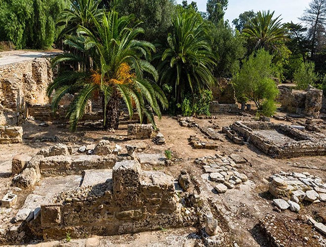Điện thờ Tophet, Tunisia: Nhà sử học La Mã Diodorus từng đưa ra một câu chuyện khủng khiếp về người Carthage, rằng họ giết chính con đẻ của mình để hiến tế cho các vị thần. Những du khách can đảm có thể tới điện thờ để tham quan