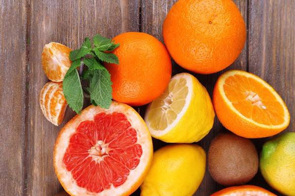 Ăn thực phẩm chứa nhiều nước Vào mùa hè, bạn nên bổ sung thêm các loại rau củ giúp cơ thể “hạ hỏa”. Cà chua, rau diếp, củ cải,… ngăn cơ thể bị mất nước. Ngoài ra, mướp đắng, rau dền giúp cơ thể giải nhiệt và loại bỏ độc tố. Mẹo nhỏ giúp bạn làm mát tức thời là nhai kẹo cao su chứa bạc hà và uống nước cùng lúc.