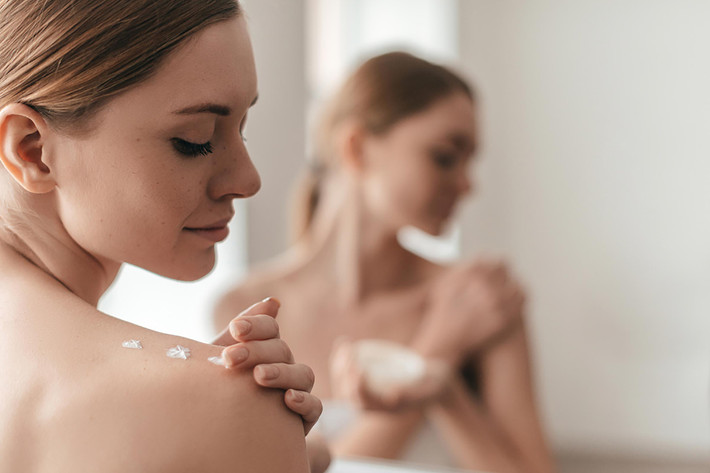 1. Thỉnh thoảng bạn mới dùng kem chống nắng. Bạn cần luôn dùng kem chống nắng mỗi khi ra ngoài để bảo vệ da bởi hễ có ánh sáng ban ngày là sẽ có tia cực tím; ngay cả khi những đám mây đã chặn hết ánh nắng mặt trời thì vẫn có đến 80% những tia có hại như UVA và UVB có thể tấn công da bạn. Quá nhiều ánh nắng cũng sẽ làm lão hóa làn da của bạn nhanh hơn với những vết nhăn và thâm.