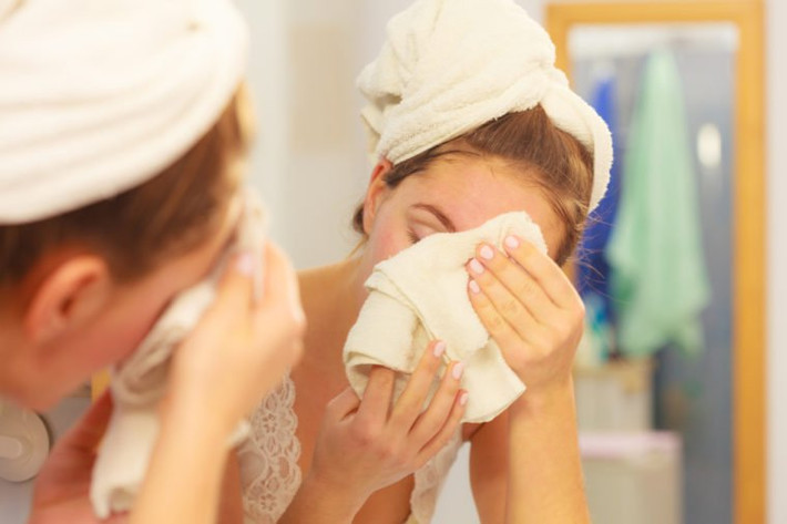 3. Bạn dùng khăn lau Khăn mặt hay khăn tắm vốn thường khô ráp gây tổn thương da, chúng còn loại bỏ các chất nhờn giúp bảo vệ da. Bác sĩ Chris G. Adigun, ở Bắc Carolina, khuyên bạn hãy ngưng sử dụng khăn vì đôi bàn tay hoàn toàn đủ khả năng giúp bạn rửa mặt sạch sẽ. Bên cạnh đó, hãy lưu ý rằng tắm lâu với nước nóng cũng là 1 nguyên nhân dẫn đến khô da.