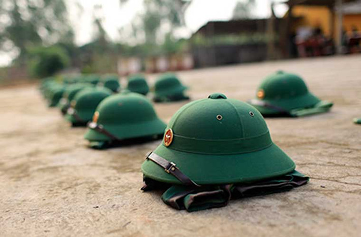 Bức ảnh đẹp thể hiện tính kỷ luật cao trong Quân đội Nhân dân Việt Nam – mũ cối của chiến sĩ Quân đoàn 2 được xếp ngay ngắn trong giờ nghỉ ngơi.
