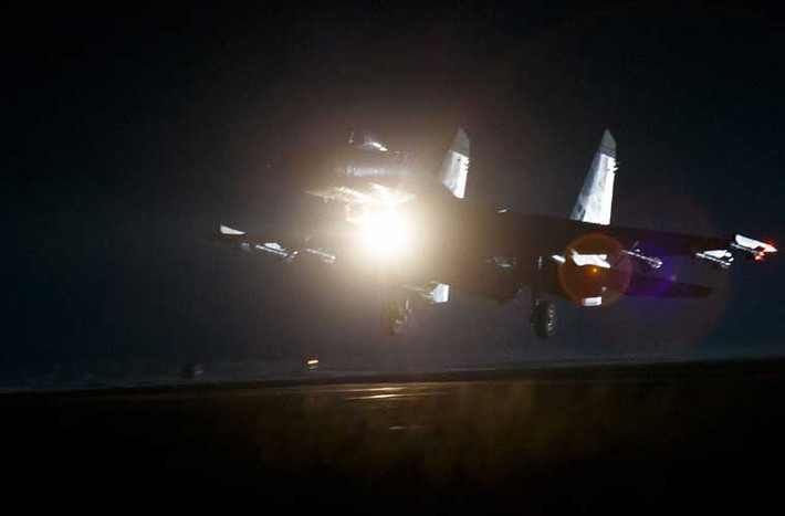 Hình ảnh đẹp máy bay tiêm kích đa năng Su-35 bật đèn pha cất cánh trong đêm tối.