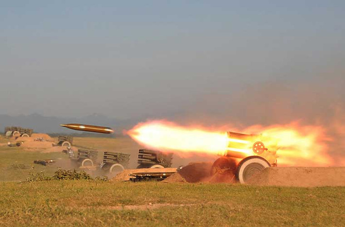 Khoảnh khắc quả đạn rocket 107mm rời bệ phóng pháo phản lực của Quân đội Trung Quốc. Điều đáng lưu lý, đây là kiểu pháo phản lực đã rất cũ kỹ nhưng Trung Quốc vẫn sử dụng chúng dù đã sở hữu nhiều kiểu pháo mới hiện đại hơn.