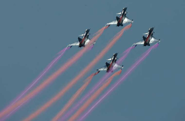 Đội hình tiêm kích J-10A của Phi đội bay Bát Nhất (Không quân Trung Quốc) bay biểu diễn tại triển lãm hàng không Malaysia 2015.