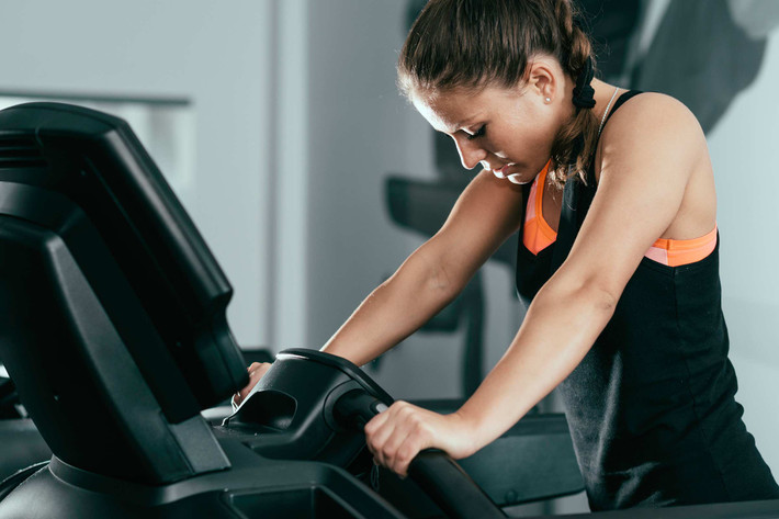 Đừng tập quá sức ở phòng tập: Đốt thời gian trên máy chạy bộ sẽ giúp bạn khỏe mạnh hơn, nhưng nó sẽ không khiến bạn trông trẻ hơn. Những người gầy hoặc những người có cơ bắp lực lưỡng ở tuổi trên 40 có xu hướng trông già hơn những người không có hình thể, bởi vì họ có ít mỡ dưới da hơn. Ảnh iStock