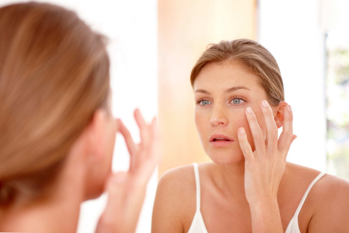 Không chuyển đổi sản phẩm chăm sóc da quá thường xuyên: Hầu hết mọi người từ bỏ các sản phẩm chăm sóc da quá nhanh. Phải mất 21 ngày để một tế bào da được tạo ra và di chuyển đến bề mặt đỉnh của lớp biểu bì. Vì vậy, nếu bạn đang thử một loại kem chống lão hóa da mới, hãy cho nó tối thiểu bốn tuần để thấy nó hoạt động hiệu quả. Ảnh iStock
