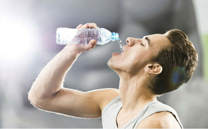 Uống nước: Nước là rất cần thiết, nhưng không nên có thói quen lạm dụng nước. Uống quá nhiều nước có thể làm loãng các chất điện giải trong máu. Đặc biệt, với những người tập luyện thể thao, uống nhiều nước dẫn đến nguy cơ hạ natri trong máu, nguy cơ co giật, hôn mê và thậm chí là tử vong.