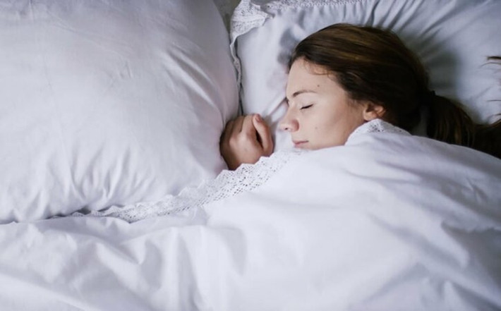 Ngủ nhiều: Ngủ đủ giấc có vai trò rất quan trọng đối với sức khỏe thể chất và tinh thần. Nhưng các nghiên cứu cho thấy, ngủ quá nhiều sẽ khiến cơ thể tích mỡ nhiều hơn, khiến bạn gặp vấn đề về khả năng tập trung, làm tăng lượng đường trong máu và tăng nguy cơ tử vong do các vấn đề về tim lên 34%.