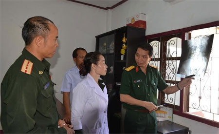 Lãnh đạo Bệnh viện Quân y 175 trao đổi, hỗ trợ chuyên môn cho các y, bác sĩ Bệnh xá Tỉnh đội Chăm-pa-sắc.