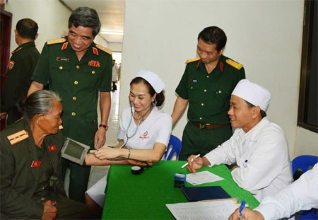 Lãnh đạo Cục Kinh tế và Bệnh viện Quân y 175 (Bộ Quốc phòng) theo dõi hoạt động khám bệnh của Đoàn tại Bệnh xá Tỉnh đội Chăm-pa-sắc.