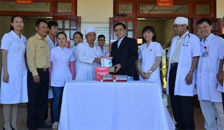 Những ngày cuối năm 2015, Đoàn y, bác sĩ Bệnh viện Quân y 175 đã vượt hơn 1.000km, đến với cán bộ, chiến sĩ và nhân dân nước Lào anh em, thực hiện chương trình khám bệnh, cấp thuốc miễn phí, tặng quà trong khuôn khổ Hội chợ Thương mại Việt - Lào năm 2015 do Bộ Quốc phòng, Bộ Công Thương của Việt Nam phối hợp với Bộ Công Thương, chính quyền tỉnh Chăm-pa-sắc (Cộng hòa Dân chủ nhân dân Lào) tổ chức. Ảnh: Bệnh viện Quân y 175 trao tặng các thiết bị y tế cho Bệnh xá 206 tại huyện Pắc-Xoòng, tỉnh Chăm-pa-sắc.