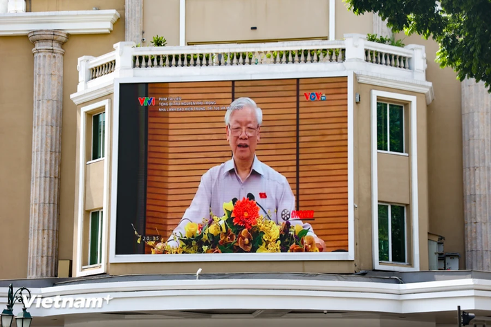 Lễ viếng đồng chí Nguyễn Phú Trọng được tổ chức tại Nhà tang lễ Quốc gia số 5 Trần Thánh Tông bắt đầu tư 07 giờ 00 phút đến 22 giờ 00 phút ngày 25 tháng 7 năm 2024 và từ 07 giờ 00 phút đến 13 giờ 00 phút ngày 26 tháng 7 năm 2024. Lễ truy điệu đồng chí Nguyễn Phú Trọng được tổ chức lúc 13 giờ 00 phút ngày 26 tháng 7 năm 2024 tại Nhà tang lễ Quốc gia số 5 Trần Thánh Tông. Lễ an táng lúc 15 giờ 00 phút cùng ngày tại Nghĩa trang Mai Dịch, thành phố Hà Nội. Lễ viếng, Lễ truy điệu đồng chí Nguyễn Phú Trọng được tổ chức cùng thời gian trên tại Hội trường Thống Nhất, Thành phố Hồ Chí Minh và tại quê nhà xã Đông Hội, huyện Đông Anh, thành phố Hà Nội. (Ảnh: Minh Hiếu/vietnam+)
