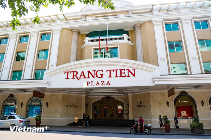 Theo ghi nhận từ ngày 21/7, nhiều cơ quan, đơn vị đã treo cờ rủ sớm để tưởng nhớ Tổng Bí thư Nguyễn Phú Trọng. Trong ảnh là khu vực Tràng Tiền Plaza (quận Hoàn Kiếm) thực hiện treo cờ rủ (Ảnh: Minh Hiếu/Vietnam+)