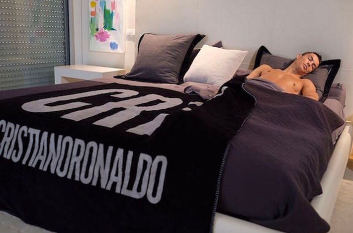 Chiếc chăn khắc tên CR7 và Cristiano Ronaldo.