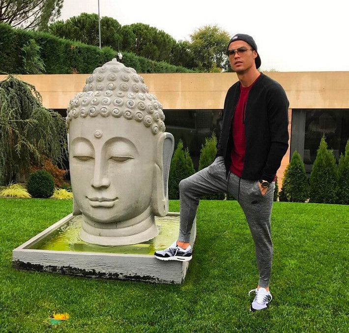 Bức tượng Phật bên trong ngôi vườn của Ronaldo.