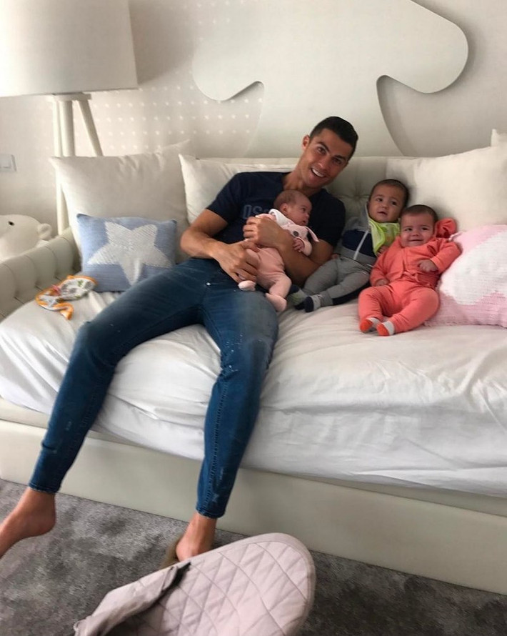 Ronaldo bên ba đứa con của mình.